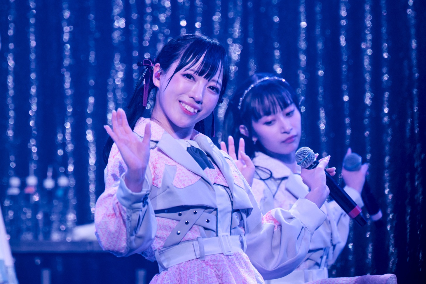 小田アヤネ（左）（写真：Jumpei Yamada）