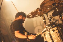 佐藤栄太郎（Dr / indigo la End）（撮影：鳥居洋介）