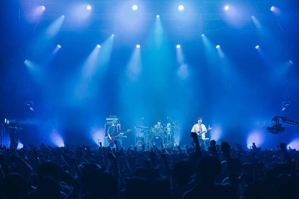 This is LASTのライブの様子。