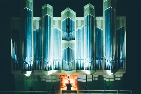 パイプオルガンと渡邉清人。（撮影：後藤武浩）