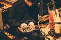 石塚周太（G, B）（撮影：後藤武浩）