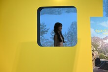 報道陣の前に向かう本田仁美（AKB48）。