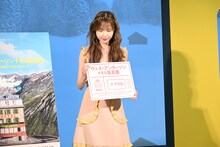 フォトセッション用に手渡されたパネルを見つめる本田仁美（AKB48）。