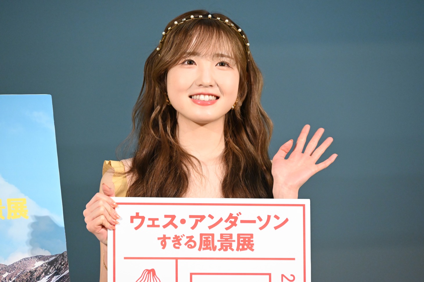 手を振る本田仁美（AKB48）。