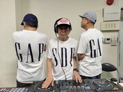 GAPとのコラボTシャツを着たスチャダラパー。