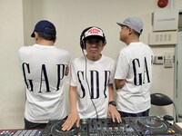 GAPとのコラボTシャツを着たスチャダラパー。