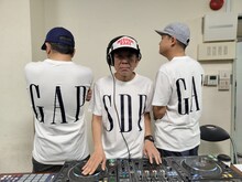 GAPとのコラボTシャツを着たスチャダラパー。