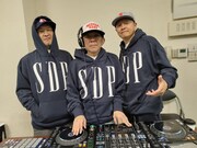 GAPとのコラボフーディを着たスチャダラパー。