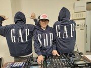 GAPとのコラボフーディを着たスチャダラパー。