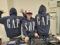 GAPとのコラボフーディを着たスチャダラパー。