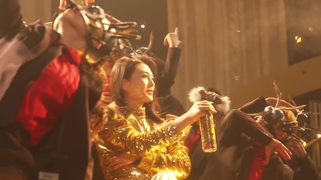 「アースジェット プロプレミアム」テレビCM「人生1度」編のメイキングカット。