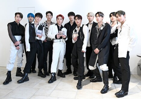 フォトセッションの開始を待つJO1。囲み取材は、記者とともにその場に座り込み円になった状態で行われた。