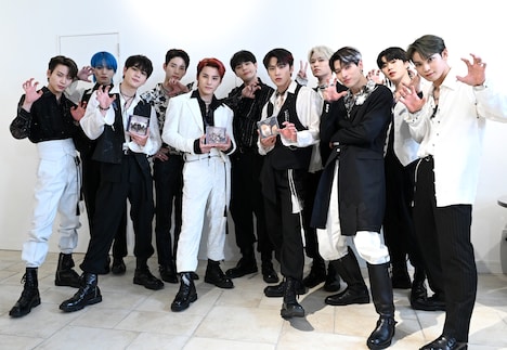 各々の「虎ポーズ」を披露するJO1。