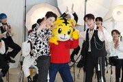 TikTok用の動画撮影を終え、虎のポーズをする佐藤景瑚、しまじろう、河野純喜。(c)LAPONE Entertainment