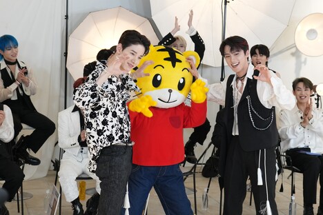 TikTok用の動画撮影を終え、虎のポーズをする佐藤景瑚、しまじろう、河野純喜。(c)LAPONE Entertainment