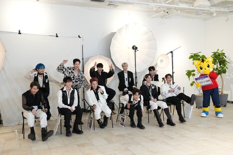 しまじろうと「虎今東西ゲーム」を楽しむJO1。(c)LAPONE Entertainment