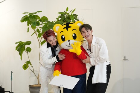 しまじろうに身を寄せる川西拓実と與那城奨。(c)LAPONE Entertainment