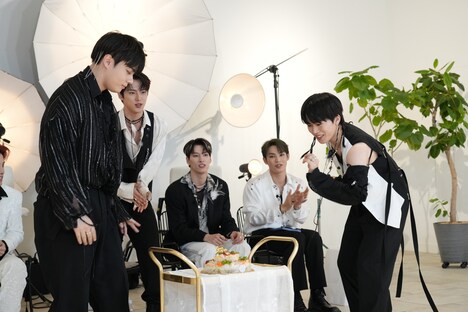 寿司ケーキに大喜びする、本日誕生日の木全翔也（右）。(c)LAPONE Entertainment