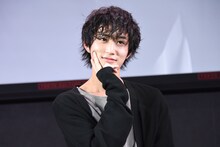 自身考案の「墜落JKと廃人教師」公式ポーズを披露する橋本涼（HiHi Jets）。