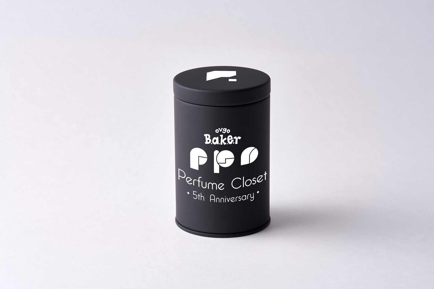 ラフォーレ原宿のovgo B.A.K.E.R Meiji St.で販売される、「Perfume Closet」コラボレーションメニューの「Perfume Closet Tea Set」。