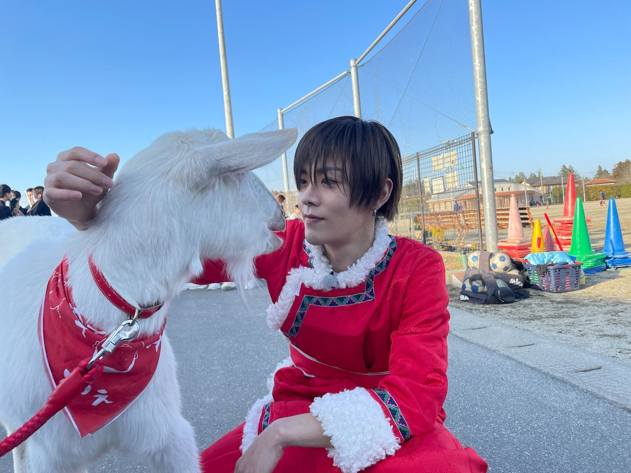 ヤギとユウタが見つめ合う