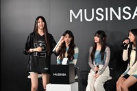 くじを引くHYEIN。