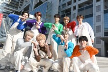 新シーズンの初回収録に臨んだ超特急。カイ（上段左）の手はナタリーの「ナ」（カイ談）。