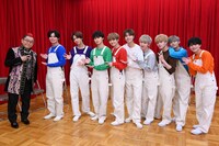 超特急ポーズをする催眠術師・十文字幻斎と超特急の9人。