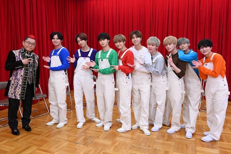 超特急ポーズをする催眠術師・十文字幻斎と超特急の9人。