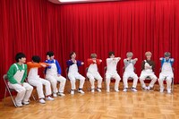 催眠術を体験する超特急。