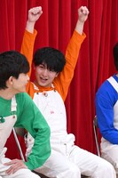 催眠術にかかり、タクヤ（左）に目で訴えるハル（中央）。