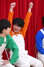 催眠術にかかり、タクヤ（左）に目で訴えるハル（中央）。