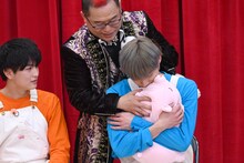 ぬいぐるみを抱きしめるアロハ（右）。