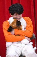 ぬいぐるみを抱きしめるハル。