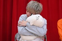 ぬいぐるみを抱きしめるシューヤ。