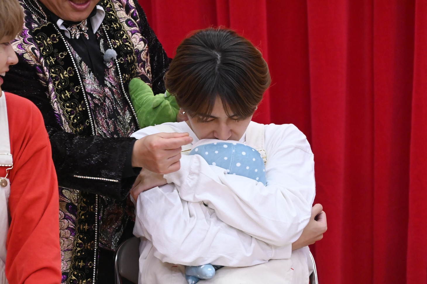 ぬいぐるみを抱きしめるタカシ。