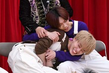 マサヒロを抱き抱えるリョウガ。