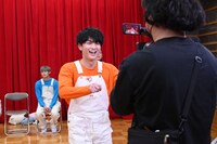 カメラに迫るハル。