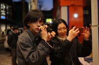 カメラを構える君島大空と柴田聡子。