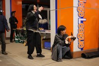 RYUTistのライブを観る柴田聡子と君島大空。