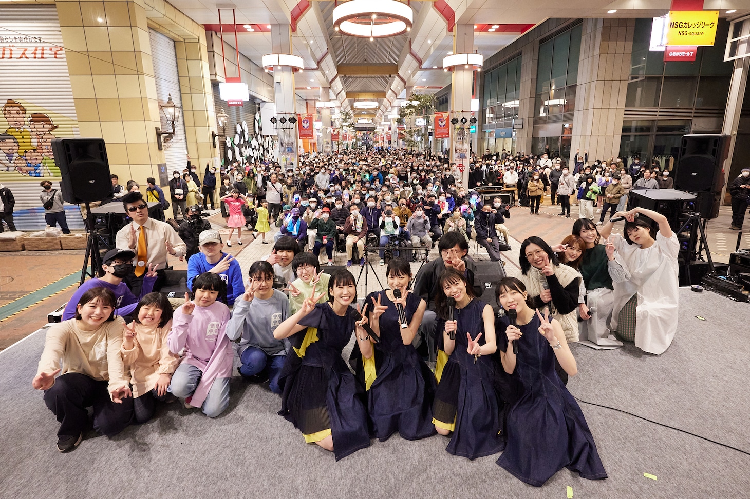 観客と記念撮影する「RYUTist SEASON3 LAST TOUR “古町前夜祭” 約束の場所」の出演者。