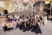 観客と記念撮影する「RYUTist SEASON3 LAST TOUR “古町前夜祭” 約束の場所」の出演者。
