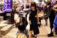 子供とハイタッチする横山実郁。