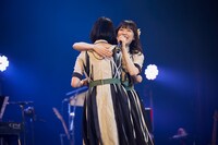 横山実郁にハグをする佐藤乃々子。