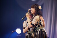 宇野友恵にハグをする佐藤乃々子。