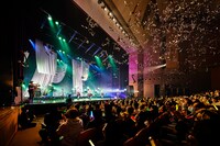 銀テープが舞う新潟テルサ。