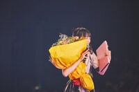 「元気でいてください。それだけは頼みます」とファンに伝えながら退場する佐藤乃々子。