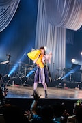 ファンに挨拶しながら退場する佐藤乃々子。