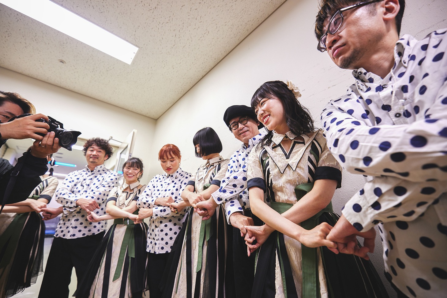 開演前に手をつなぐRYUTistとバンドメンバー。