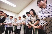 開演前に手をつなぐRYUTistとバンドメンバー。